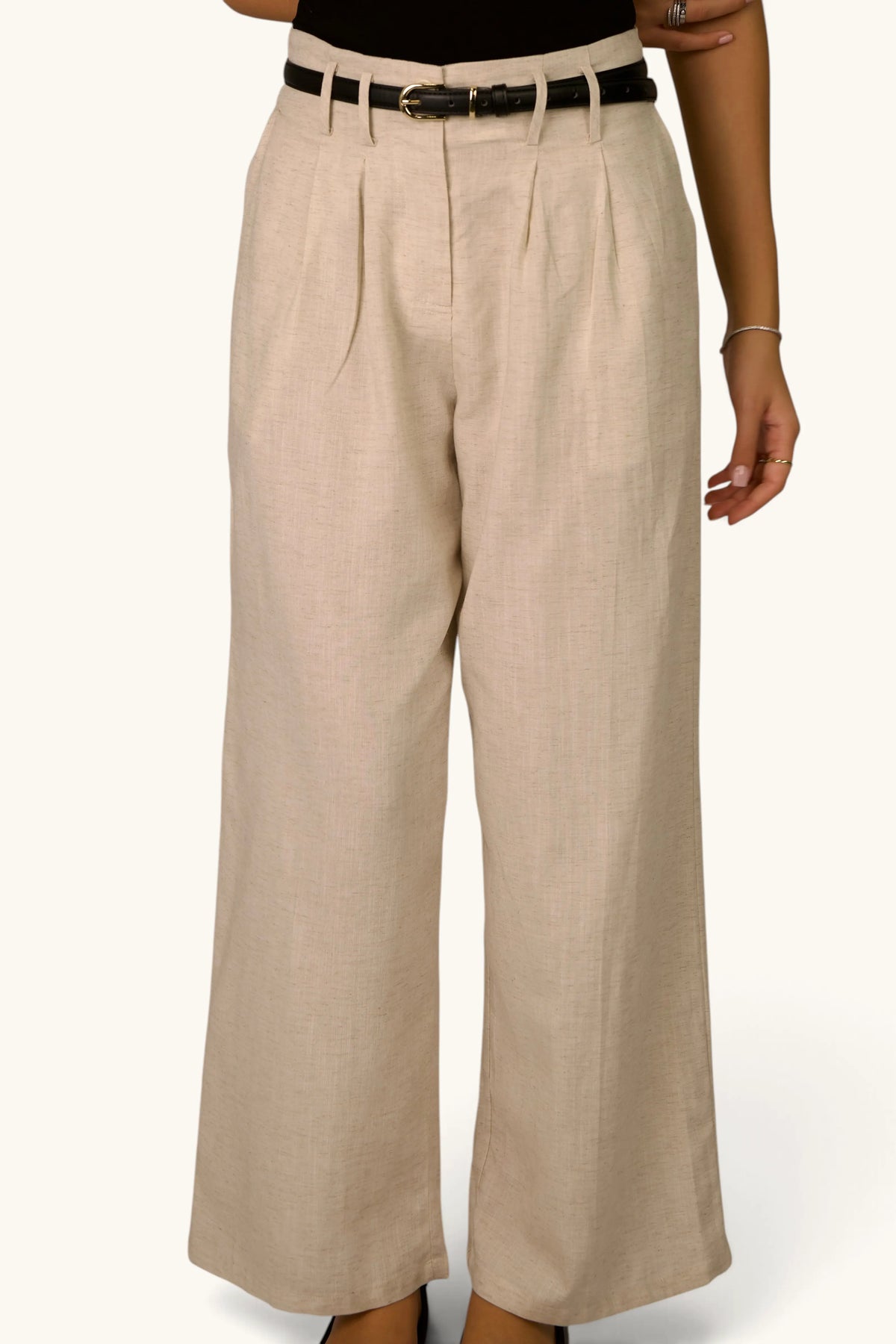 Beige Premium Leinenhose von LOSYANA, elegante Hose aus Leinenstoff mit lockerer Passform und seitlichen Taschen.