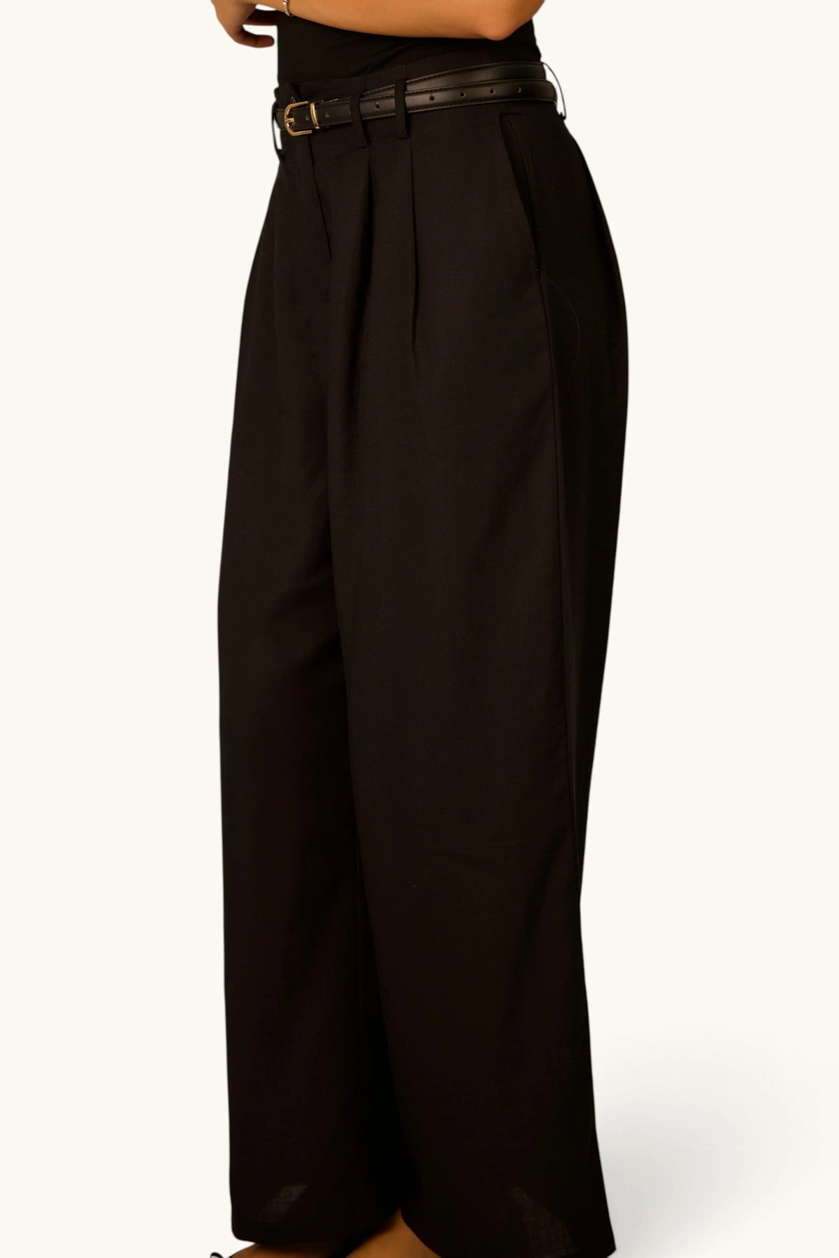 Schwarze Premium Leinenhose von LOSYANA, elegante und bequeme Damenhose aus Leinenstoff.