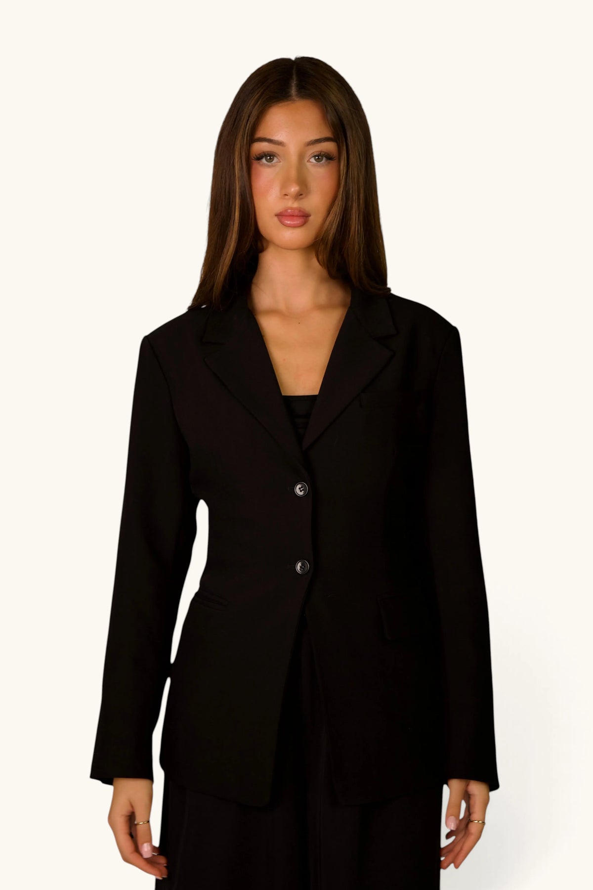 Schwarzer, taillierter Jacken-Blazer von LOSYANA, moderne Passform, saubere Linien, elegante Damenjacke auf einem Kleiderbügel.