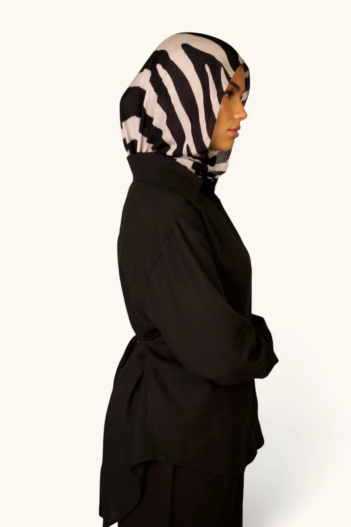 Schwarze Premium Leinen Bluse von LOSYANA, elegantes Oberteil mit lockerer Passform und V-Ausschnitt, auf weißem Hintergrund.