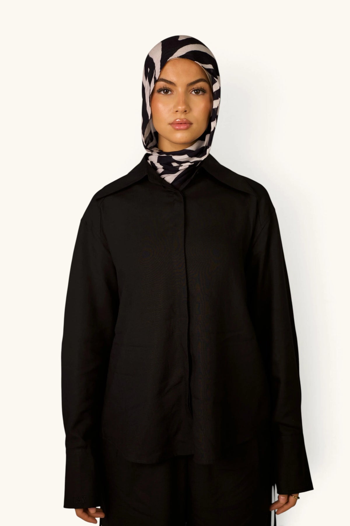 Schwarze Premium Leinen Bluse von LOSYANA, elegantes Oberteil mit lockerer Passform und kurzen Ärmeln, Nahaufnahme.