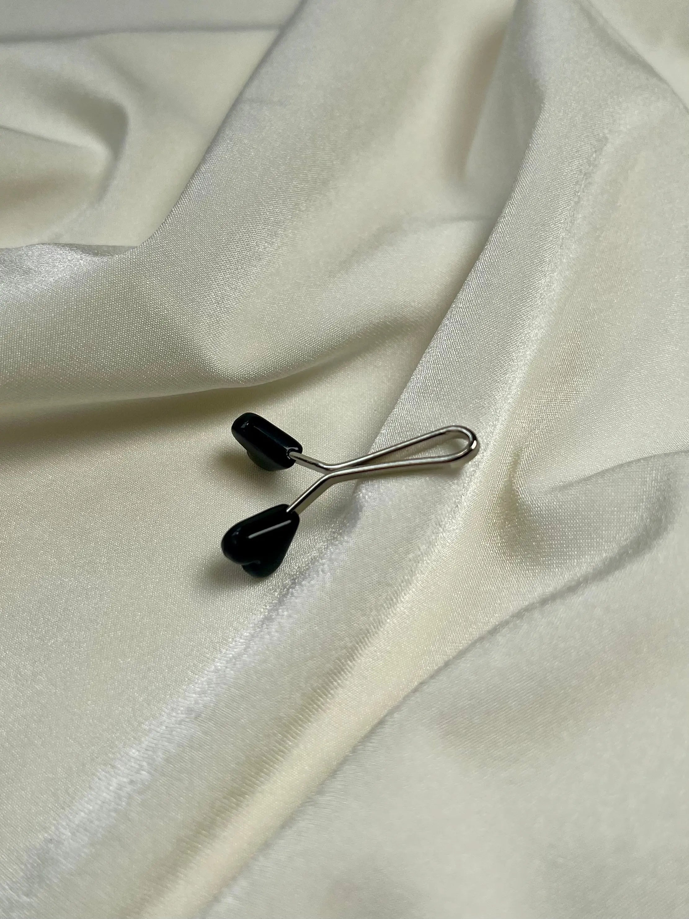 Hijab clip - black heart Losyana.Shop