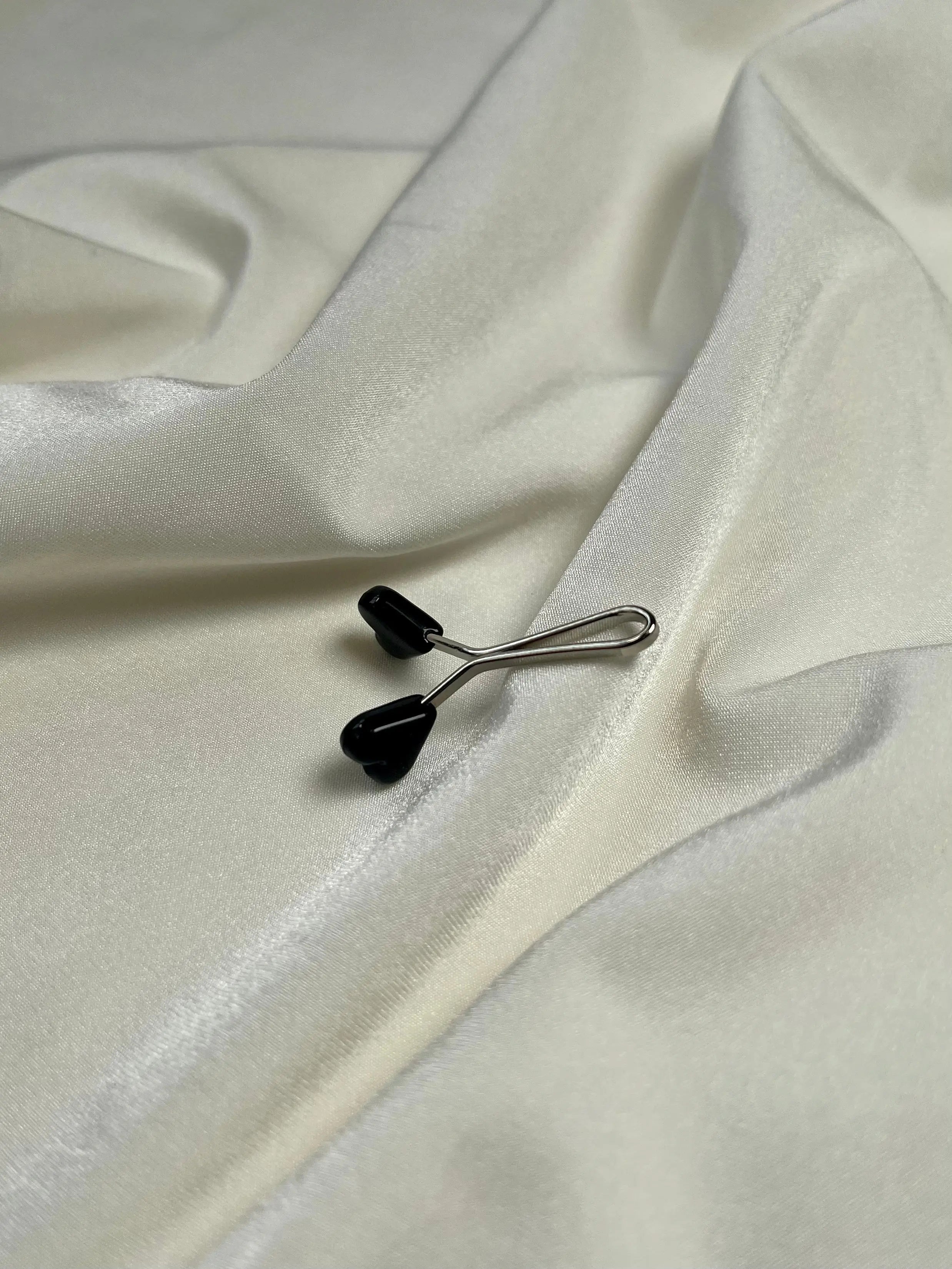 Hijab clip - black heart Losyana.Shop