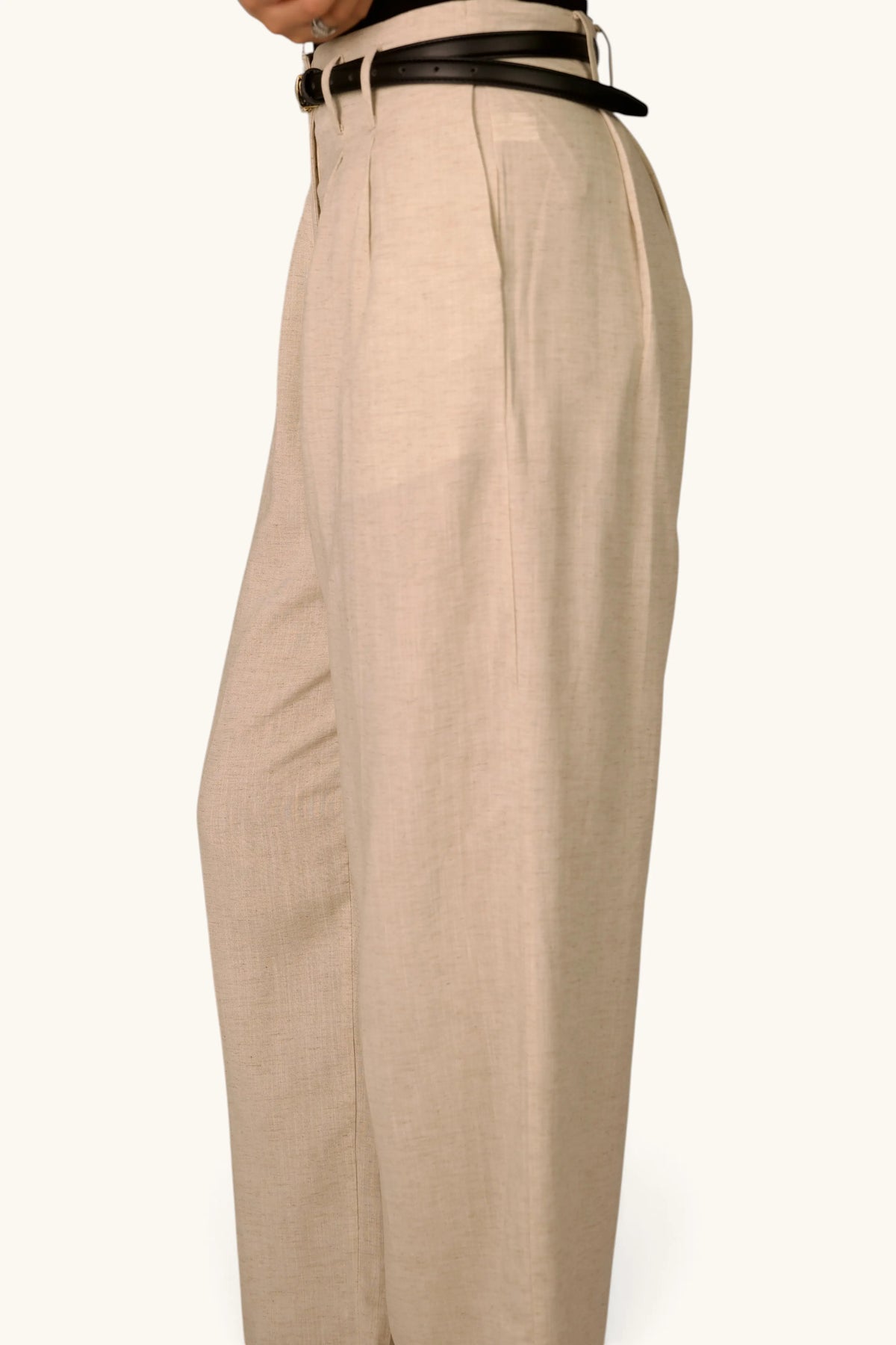 Beige Premium Leinenhose von LOSYANA, lässige Hose aus Leinenstoff, sichtbare Passform und Nähte auf dem Bild.